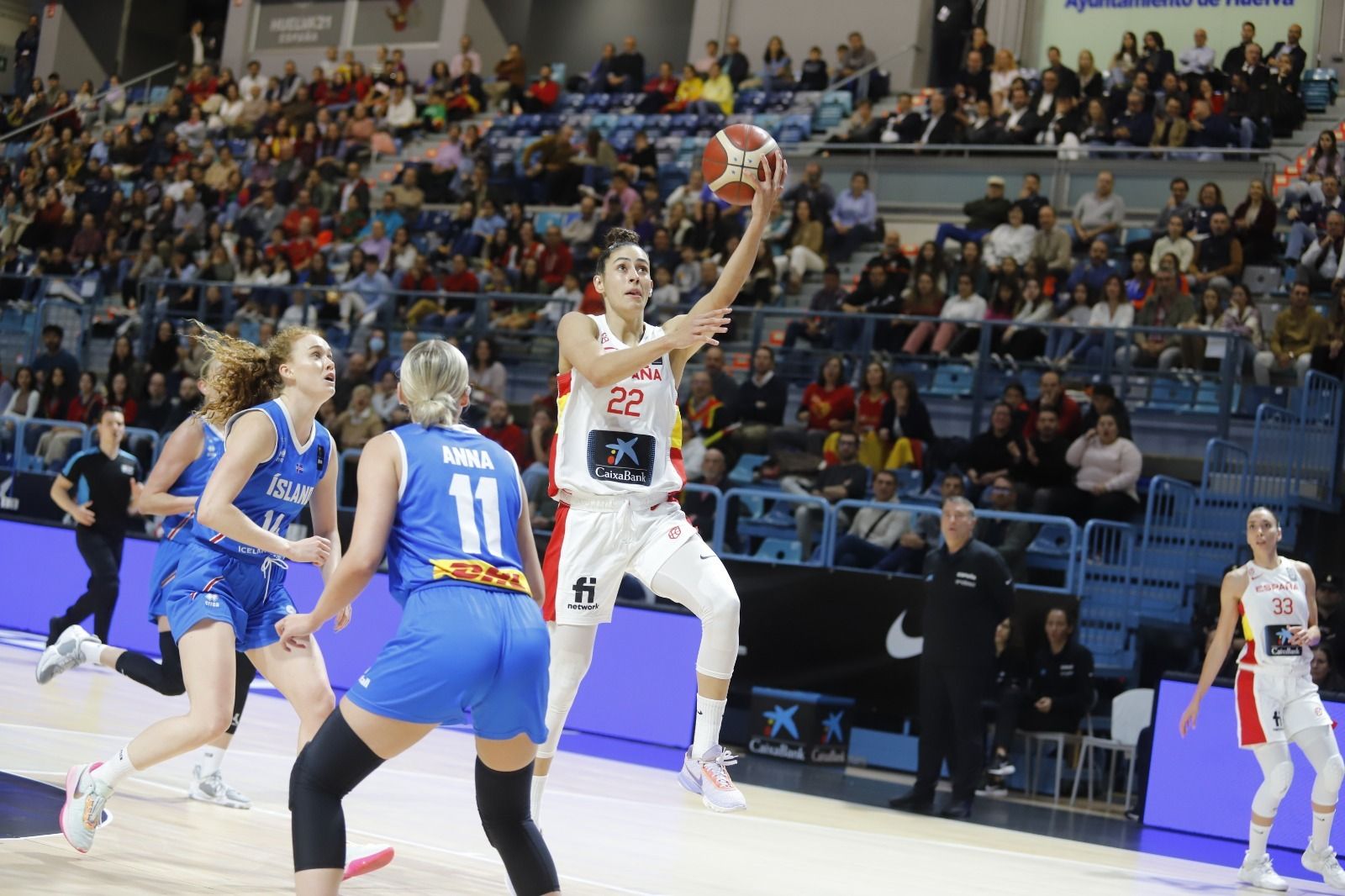 El ataque español superó con mucha facilidad a la defensa islandesa.