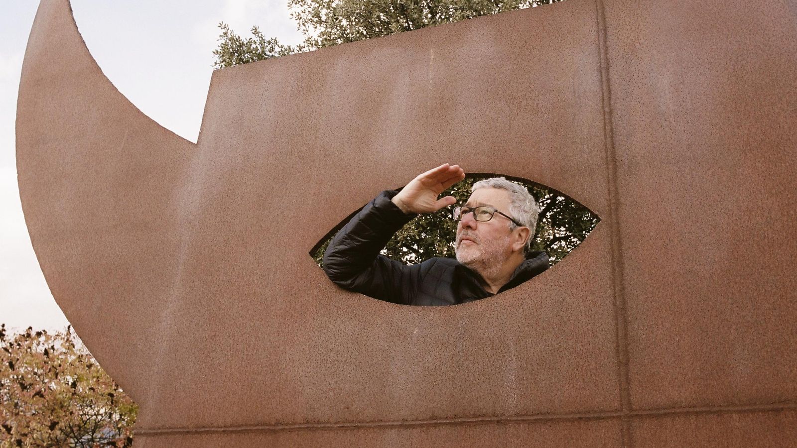 Philippe Starck en una de sus esculturas situadas dentro del recorido Philippe Starck en una de sus esculturas situadas dentro del recorido