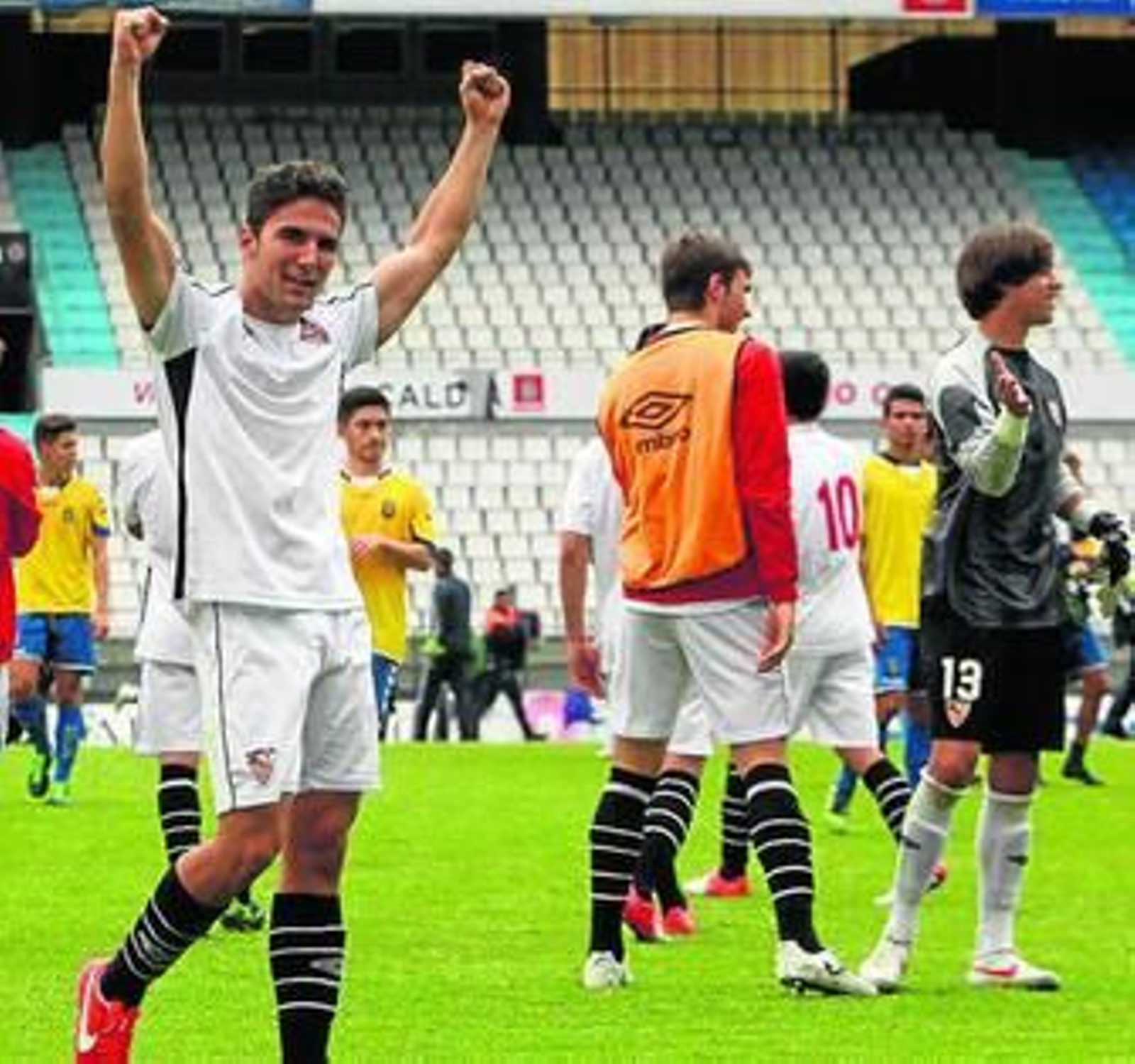 El central Garrido, firme y brillante, junto al seguro meta Juan Antonio.
