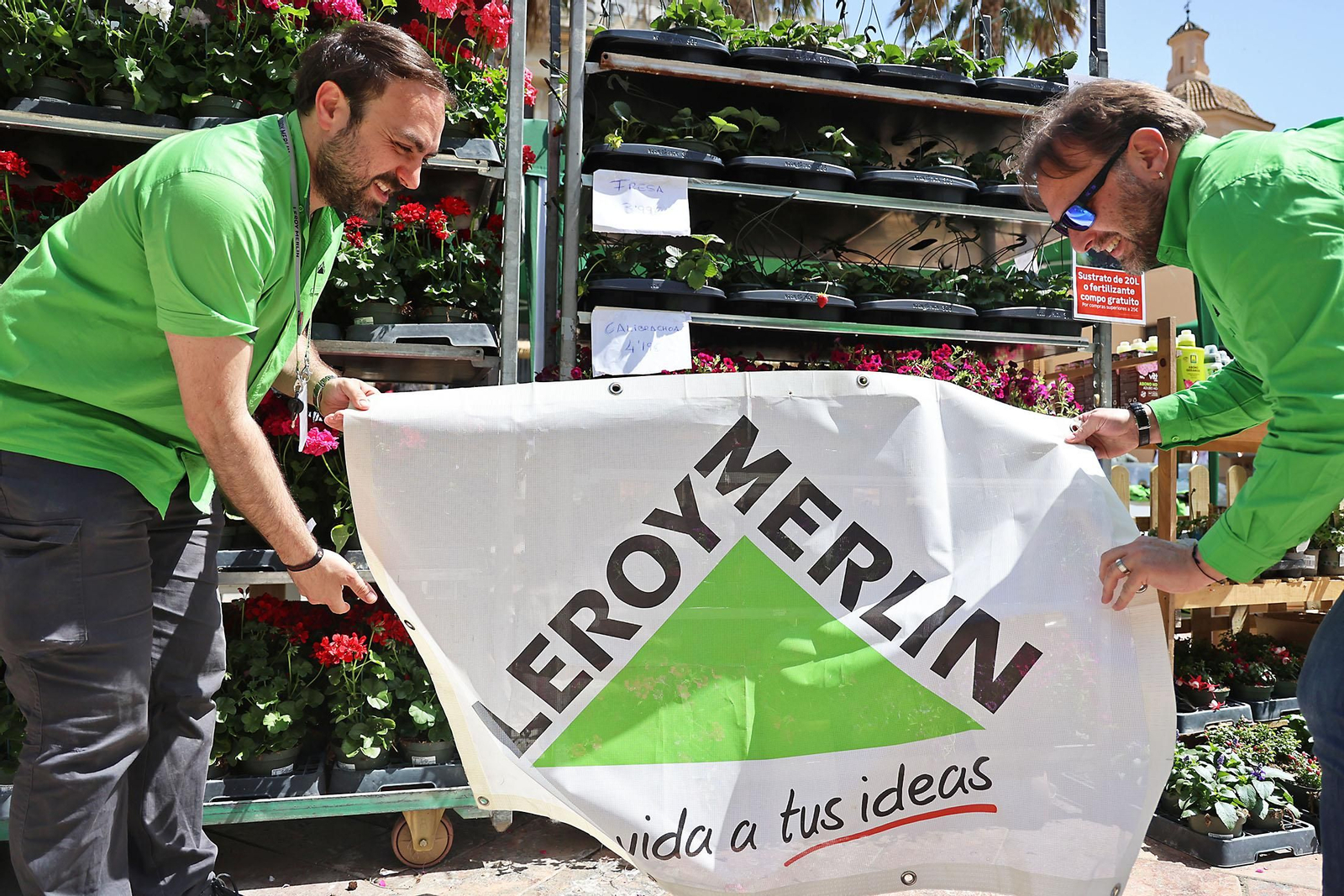 Imágenes del mercado floral ubicado en la Plaza de las Monjas de Huelva
