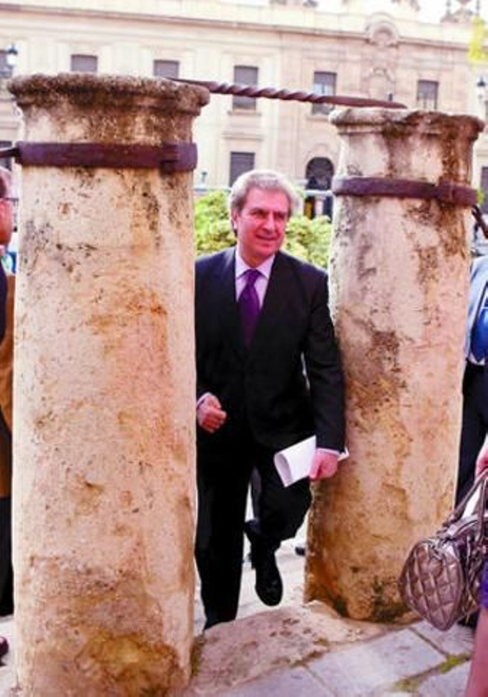 El ministro César Antonio Molina, ayer, durante su visita a Sevilla.