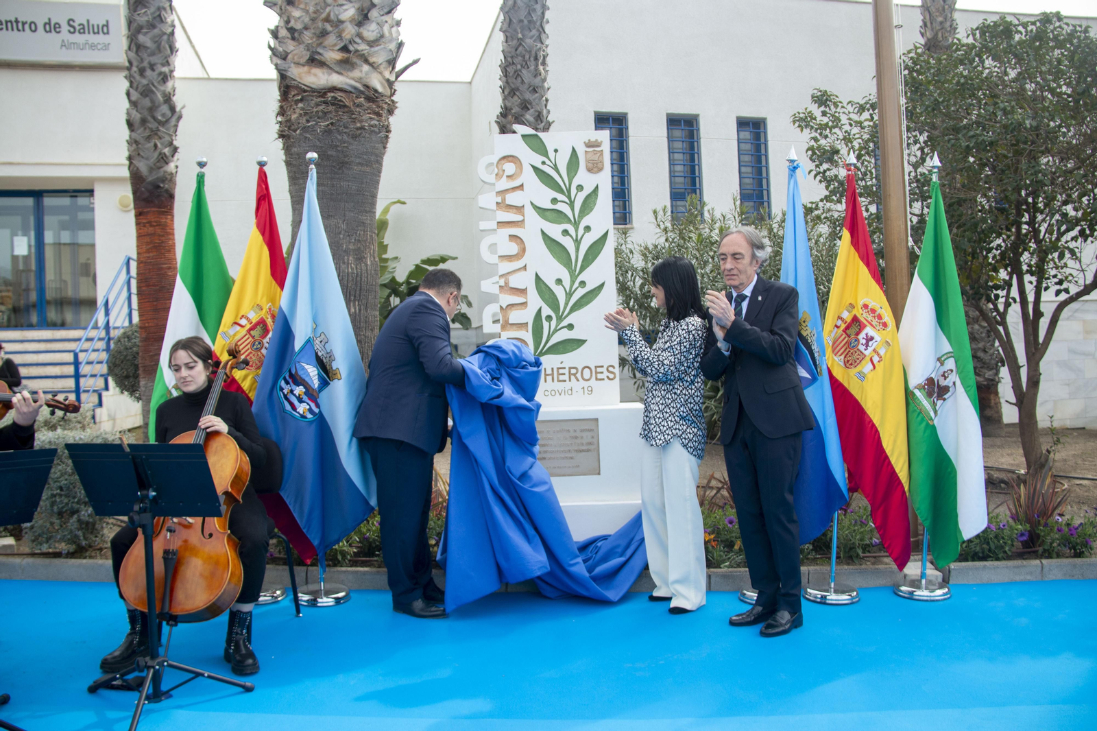 Así ha sido el homenaje de Almuñécar a los colectivos, profesionales y voluntarios en primera línea de la pandemia