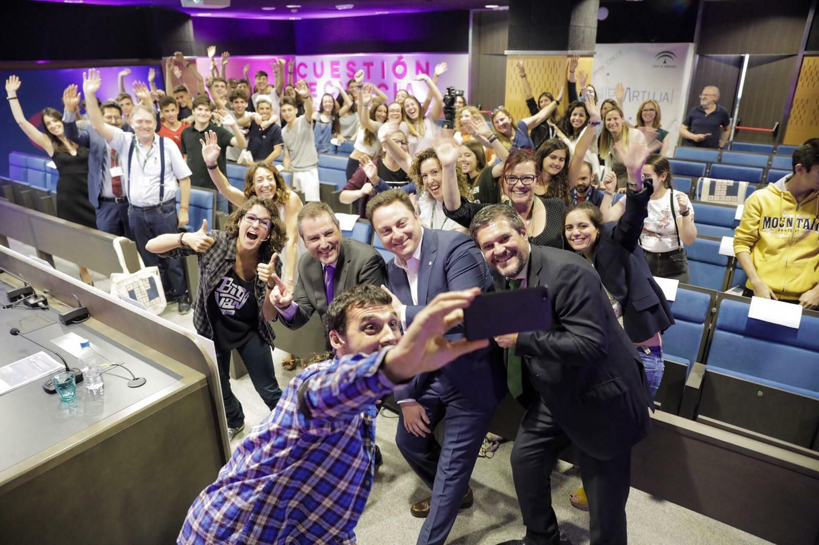 Los promotores del proyecto junto a un grupo de alumnos del IES Margarita Salas, de Sevilla.