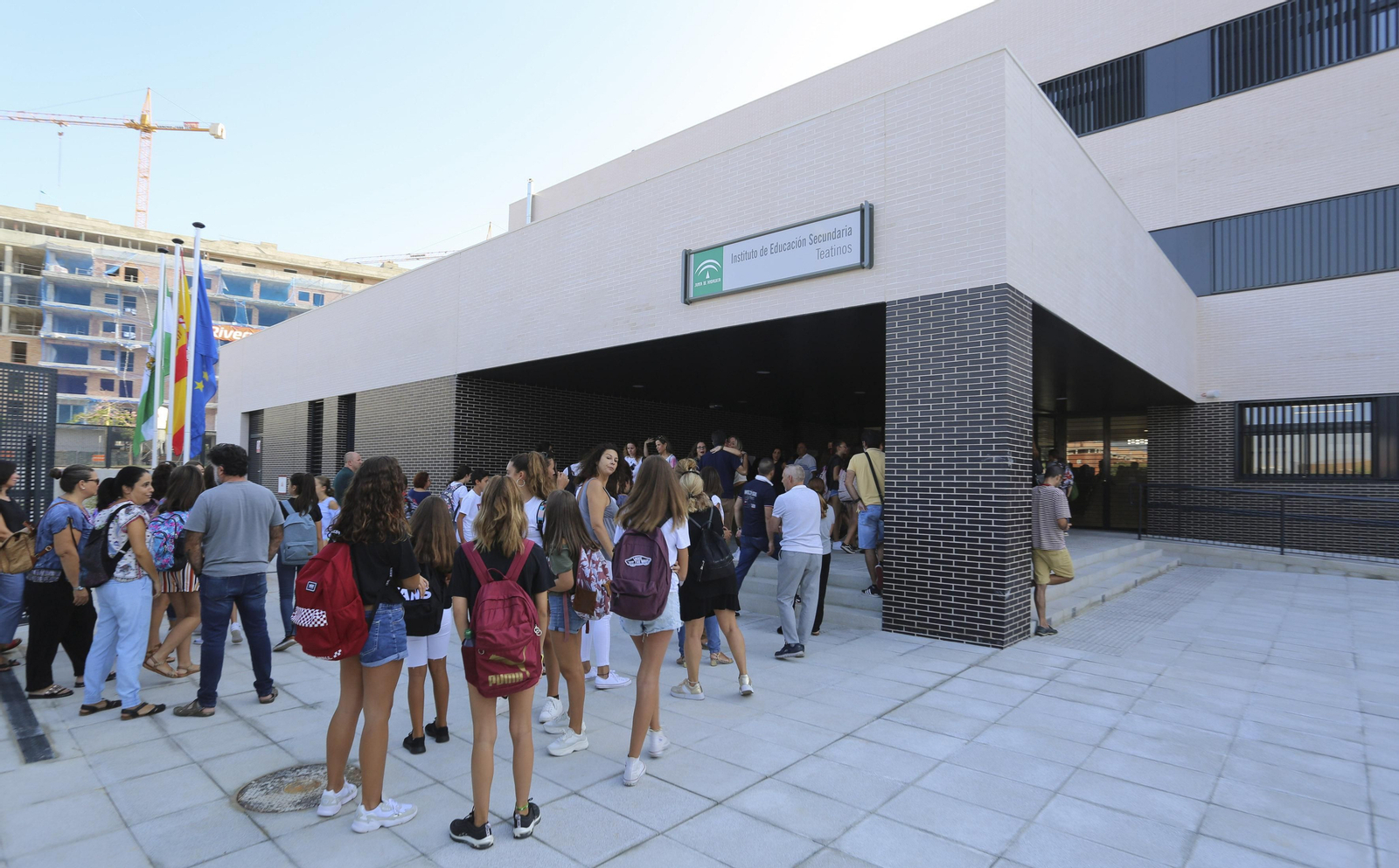 Estudiantes inician el curso en el nuevo instituto de Teatinos.