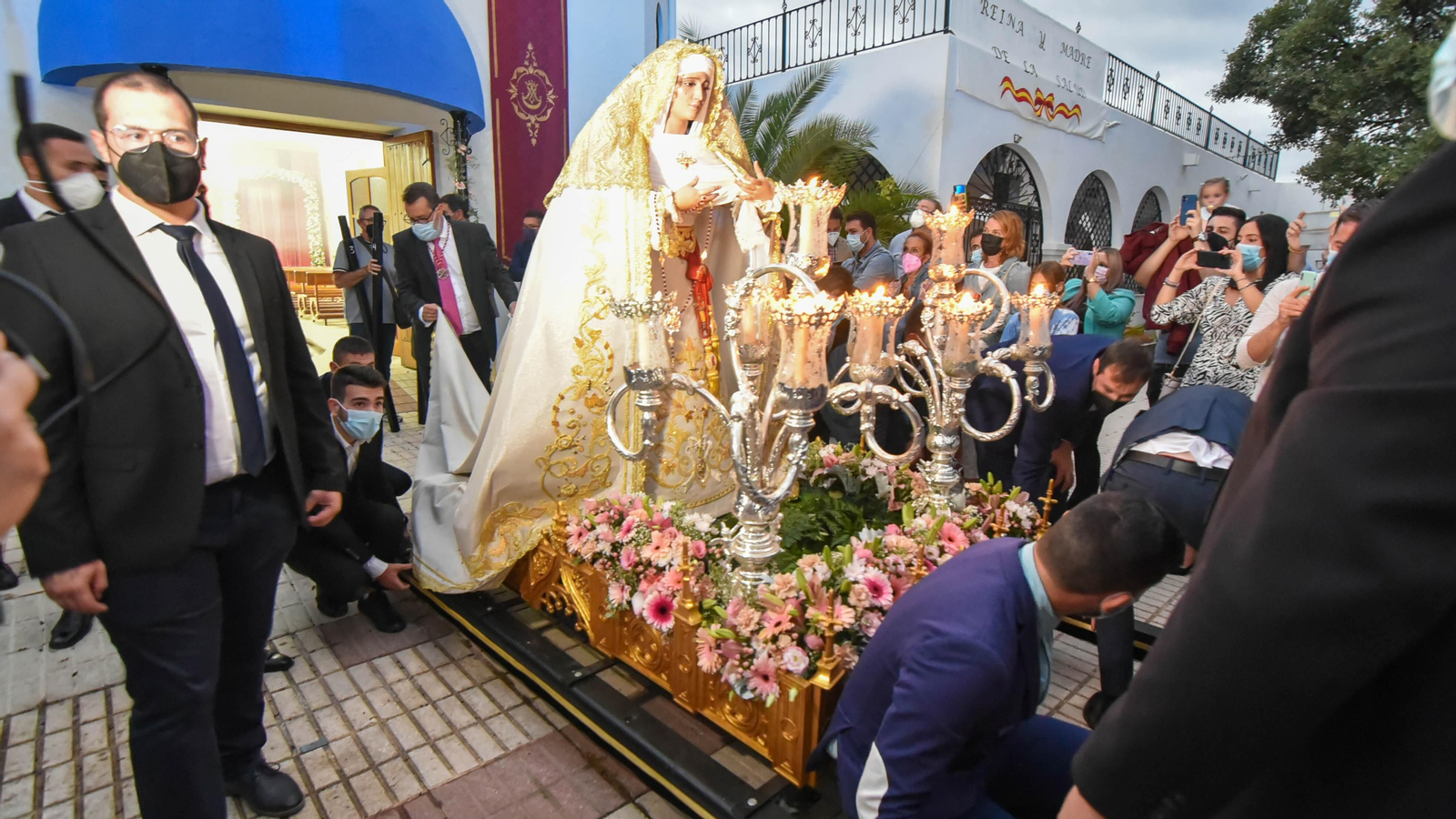 Las fotos de la Virgen de la Salud procesionando en la barriada de San Garcia