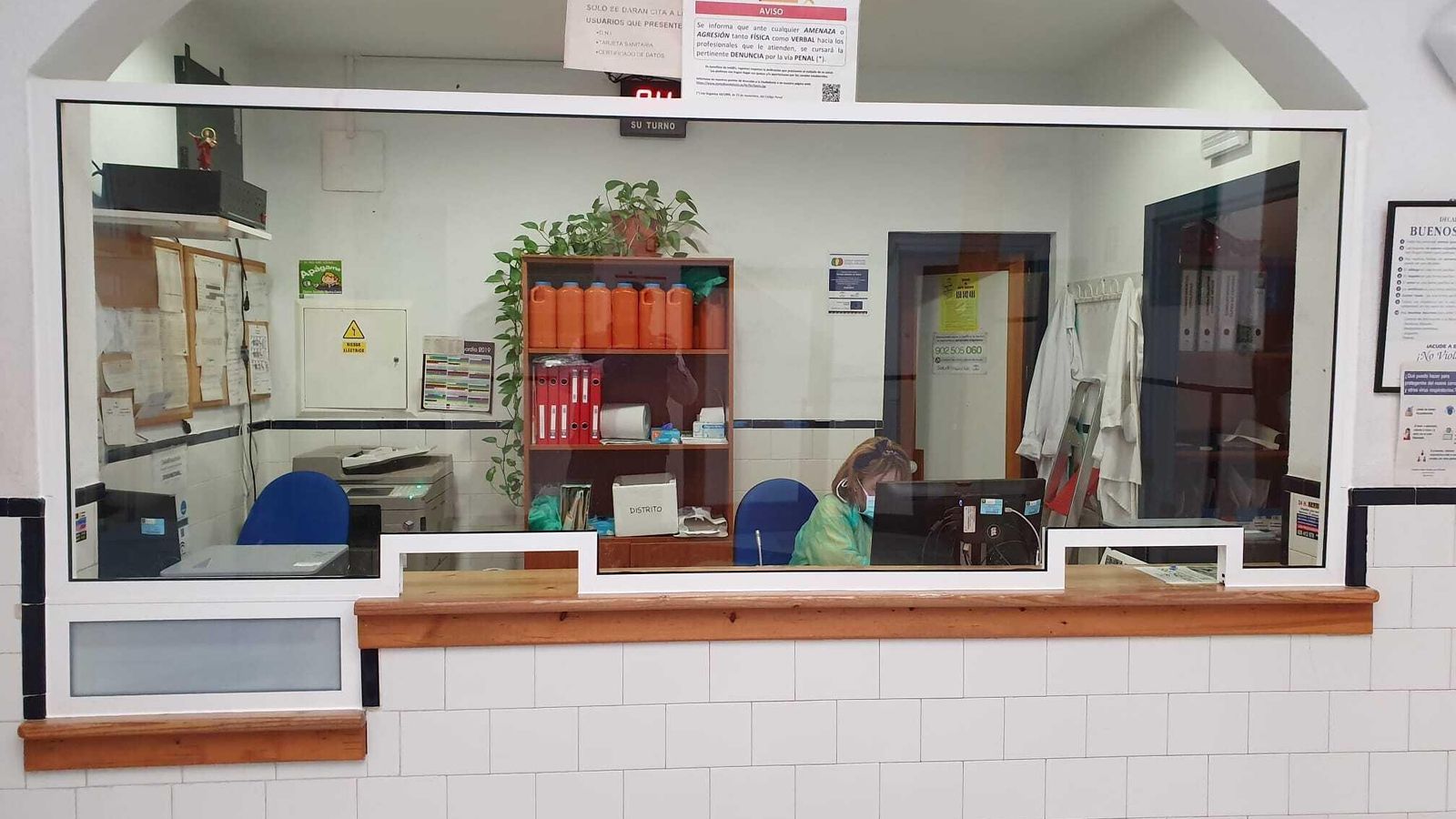 Mampara de protección en el centro de salud de Cartaya.