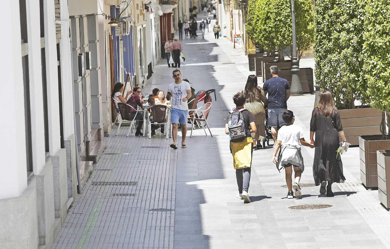 La calle Nueva, hace unos días, con los comercios cerrados.