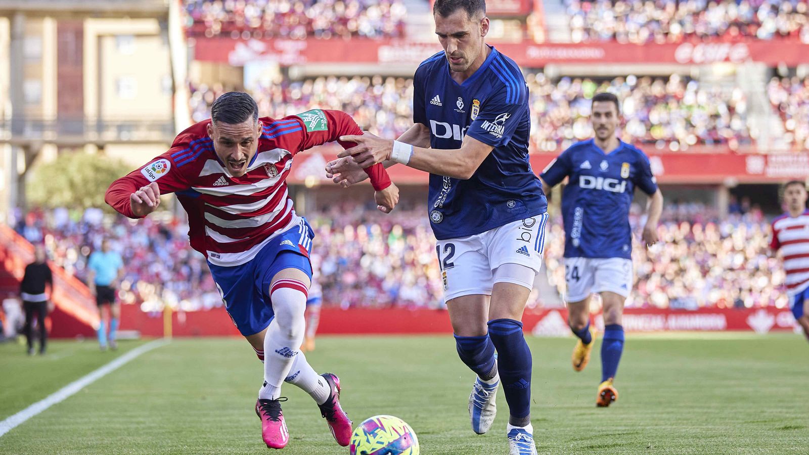 Callejón pugna con Dani Calvo en el duelo ante el Oviedo.