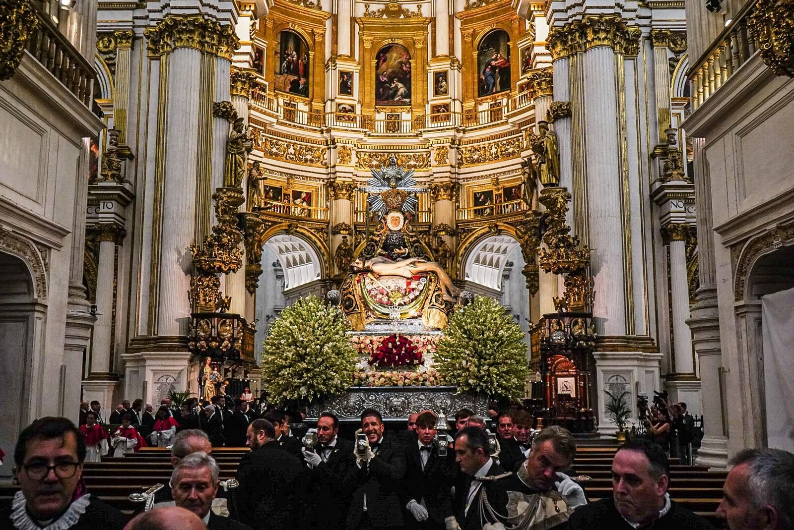 La procesión de la Virgen de las Angustias por Granada, en imágenes