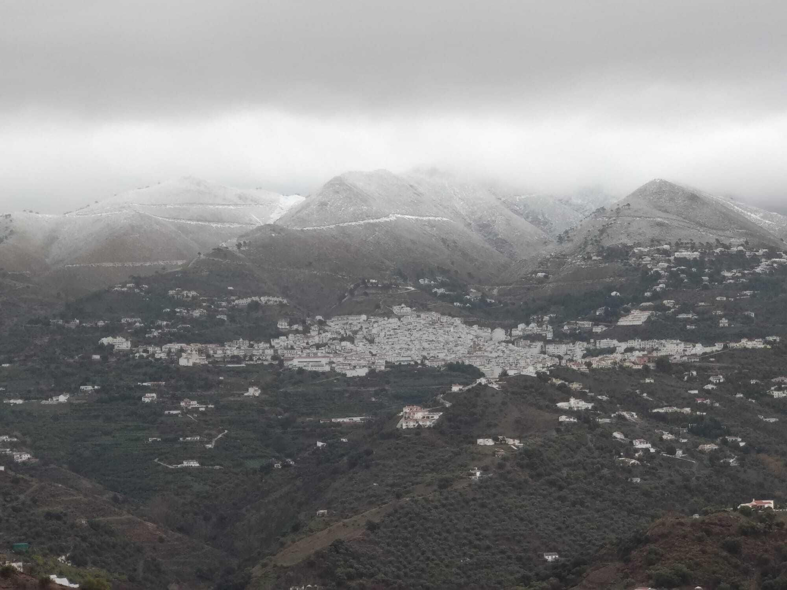 Nieve en las Sierras Tejeda y Almijara, con Cómpeta al fondo.