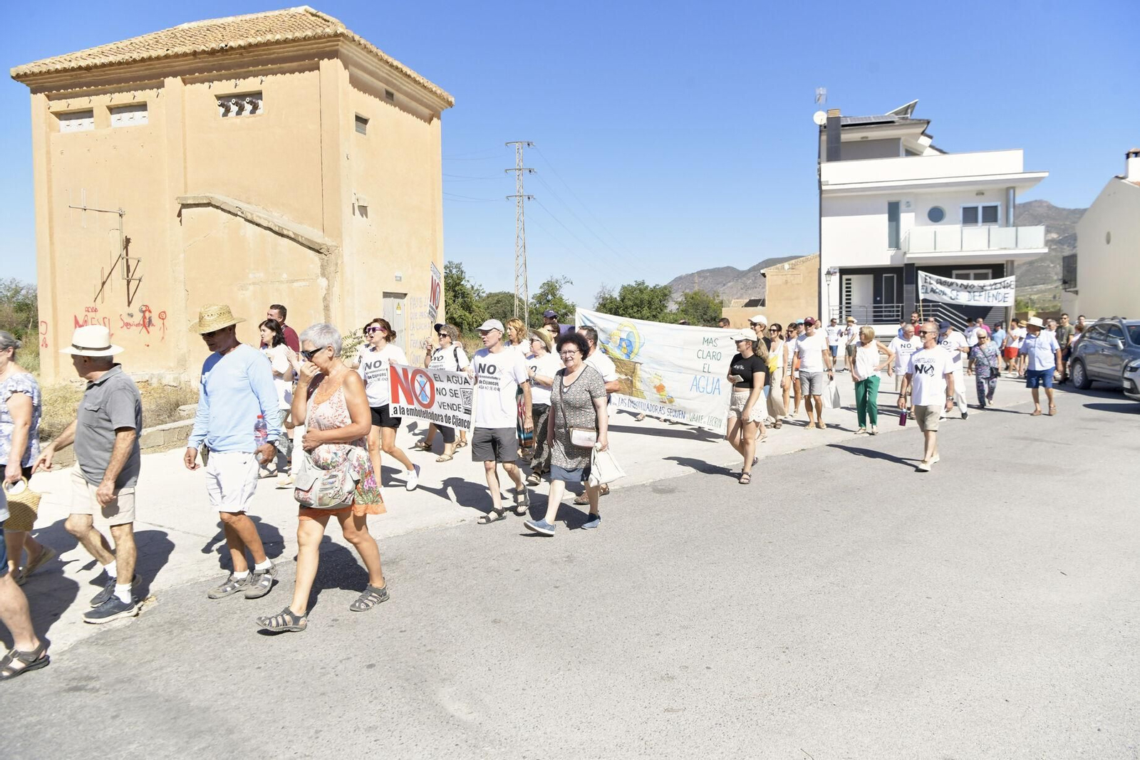 Así se han manifestado por las calles de Padul en contra de la embotelladora de Cijancos