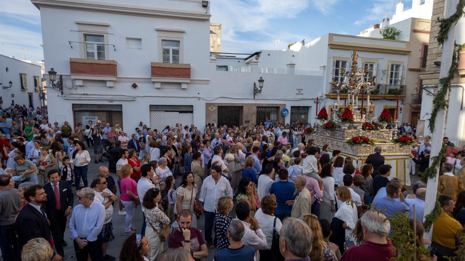 La Custodia dio un rodeo a la Plaza de España antes de enfilar la calle Palacios.