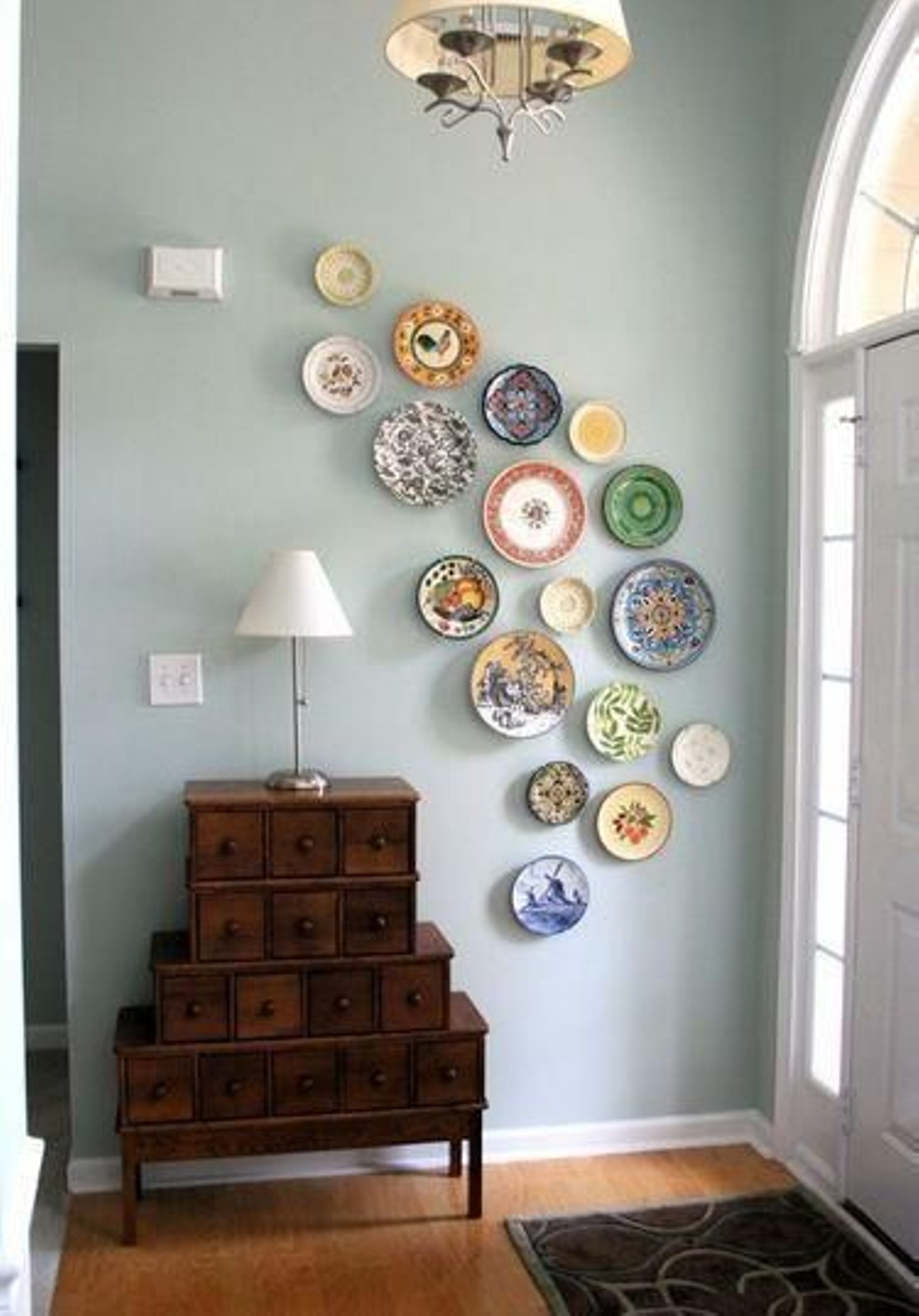 Recibidor decorado con platos de cerámica.