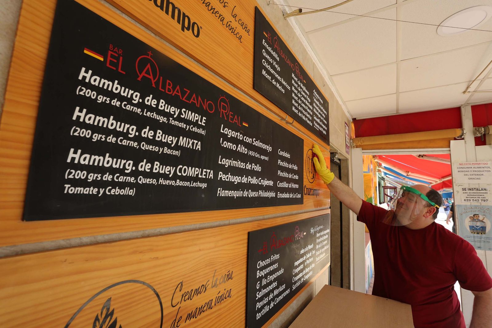 Labores de limpieza en ‘El Albazano Real’, en la zona de Hipercor.