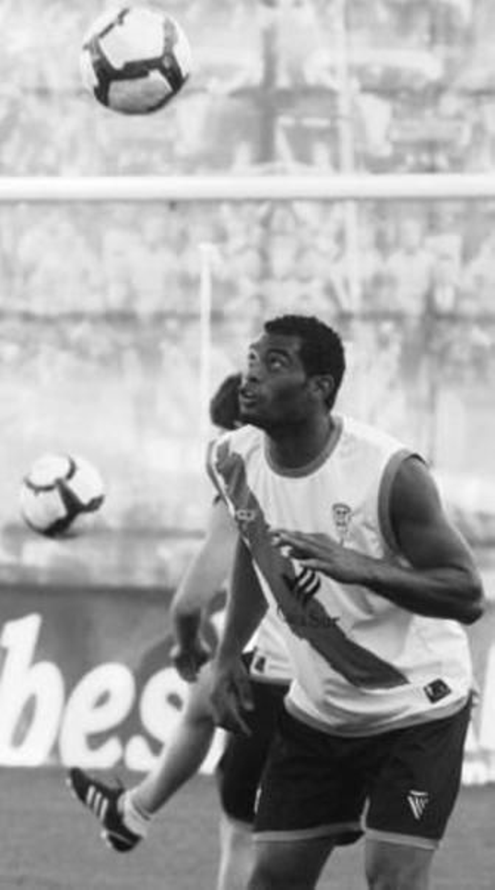 El brasileño David Lopes juguetea con el balón.