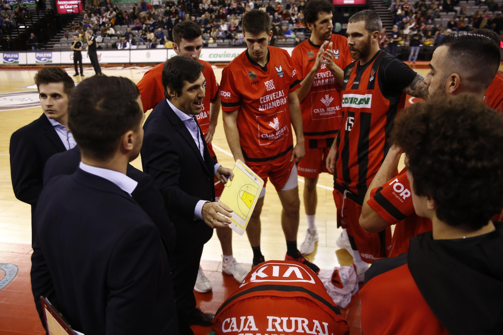 Pablo Pin se dirige a sus jugadores durante un tiempo muerto