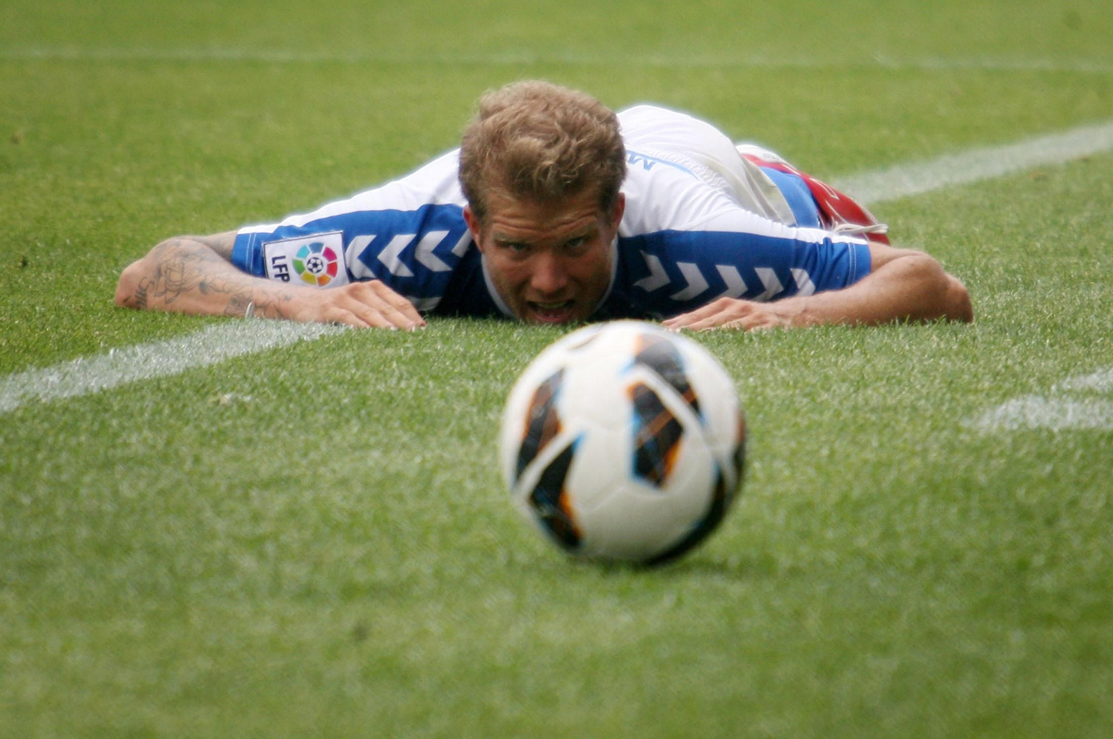 Jorge Morcillo observa el balón tendido en el césped durante un partido del Recre en el año 2013.