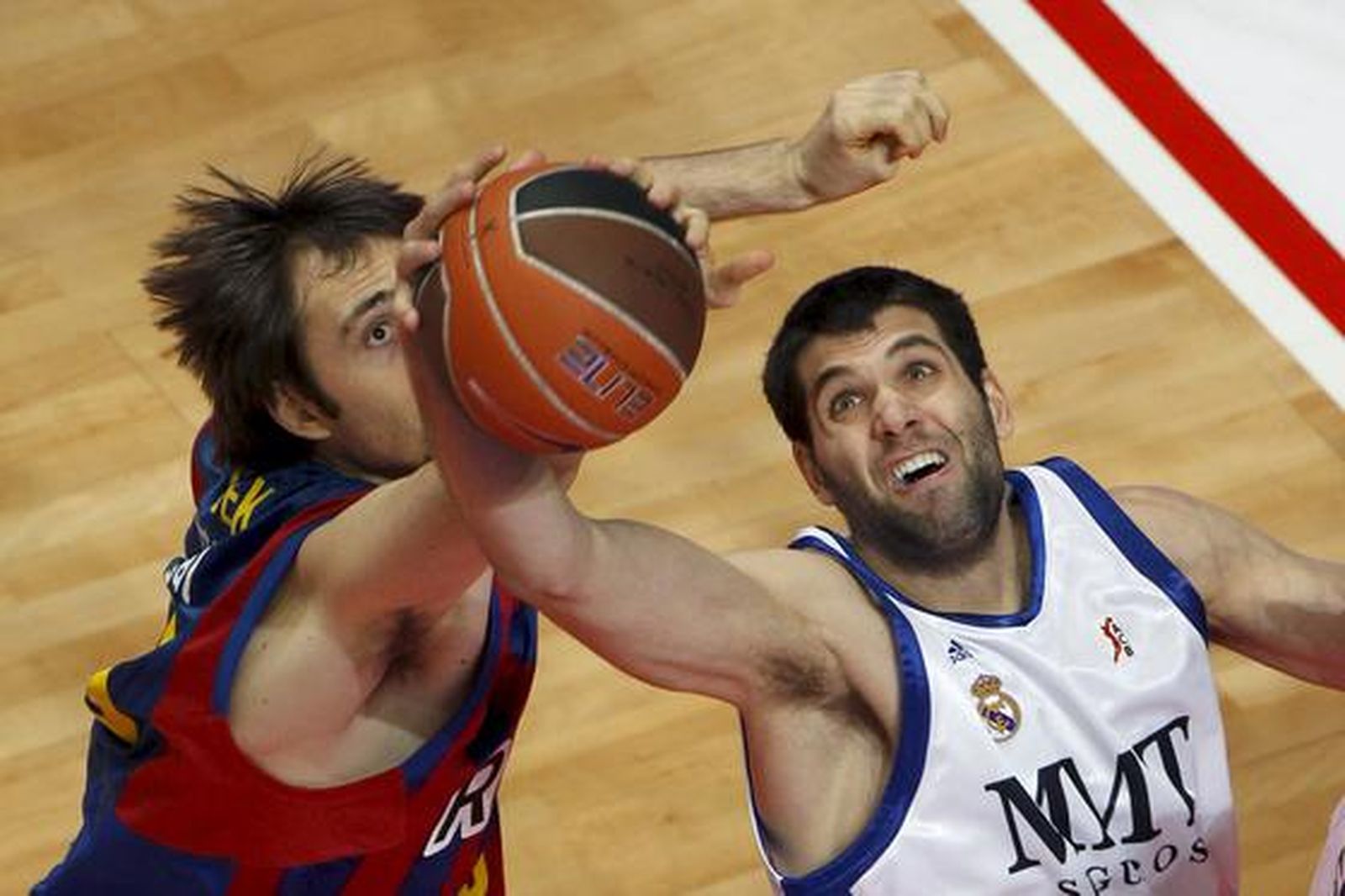 Lorbek y Reyes pugnan por rebote. / EFE