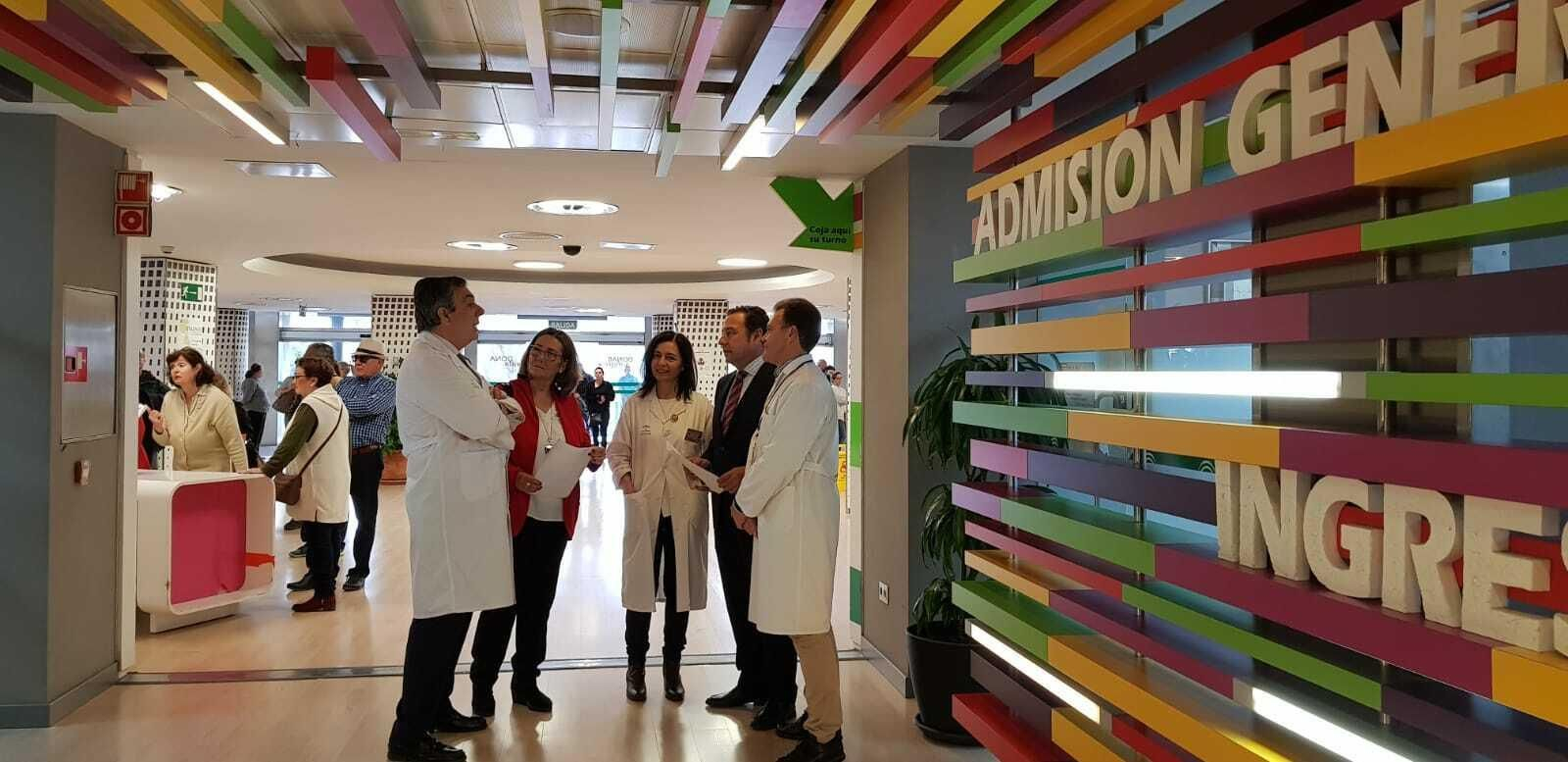 Responsables sanitarios, hoy en el acceso principal del Hospital Macarena.