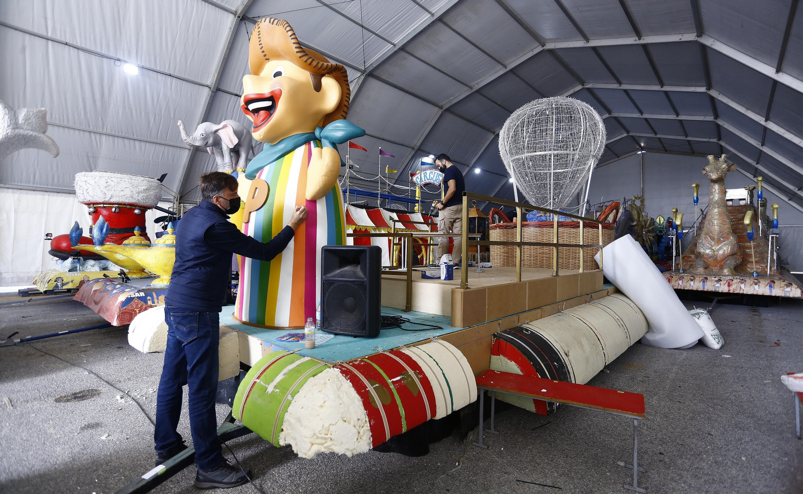 Preparativos de una carroza para la cabalgata de Málaga.