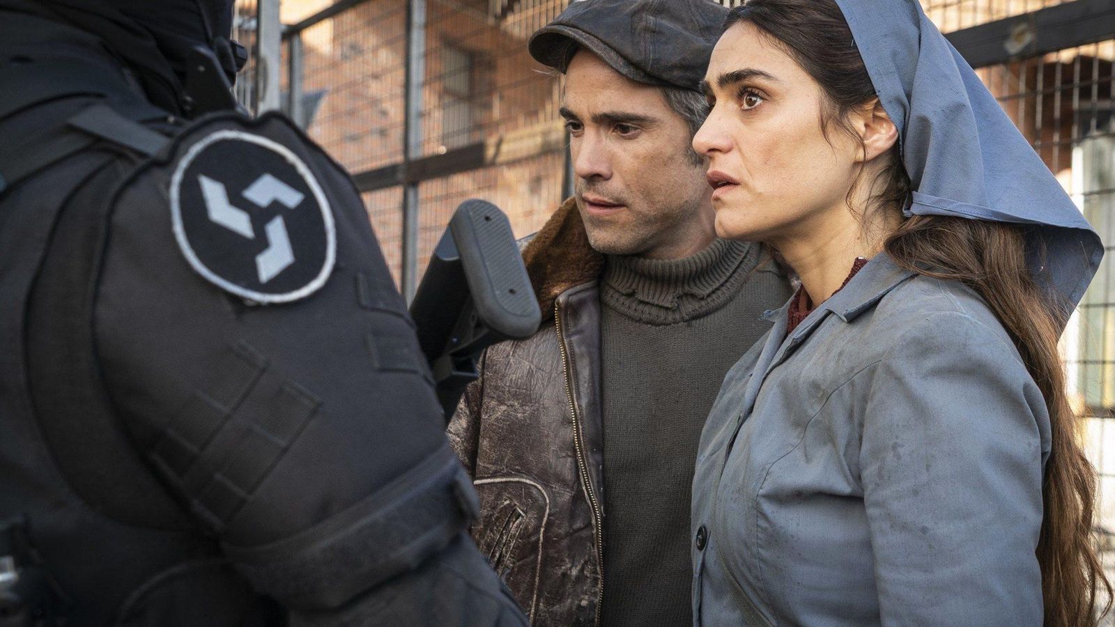 Olivia Molina, con Unax Ugalde, en una secuencia de 'La Valla'.