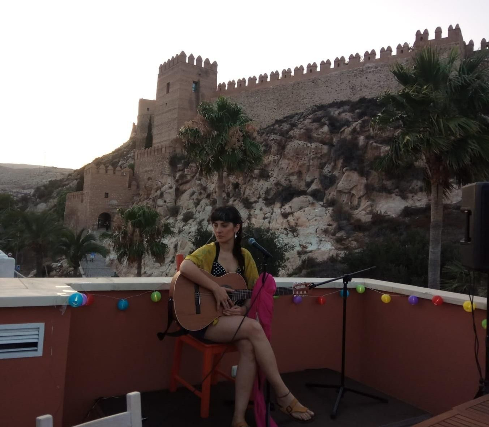 La cantante almeriense en la Tetería Baraka con la Alcazaba de fondo.
