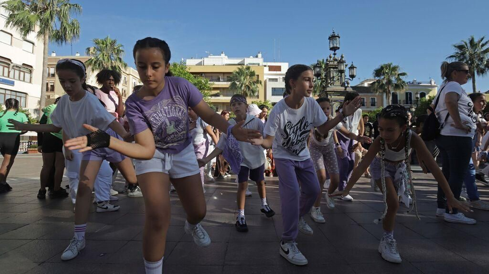 Alumnas bailando una coreografía en una edición anterior Alumnas bailando una coreografía en una edición anterior