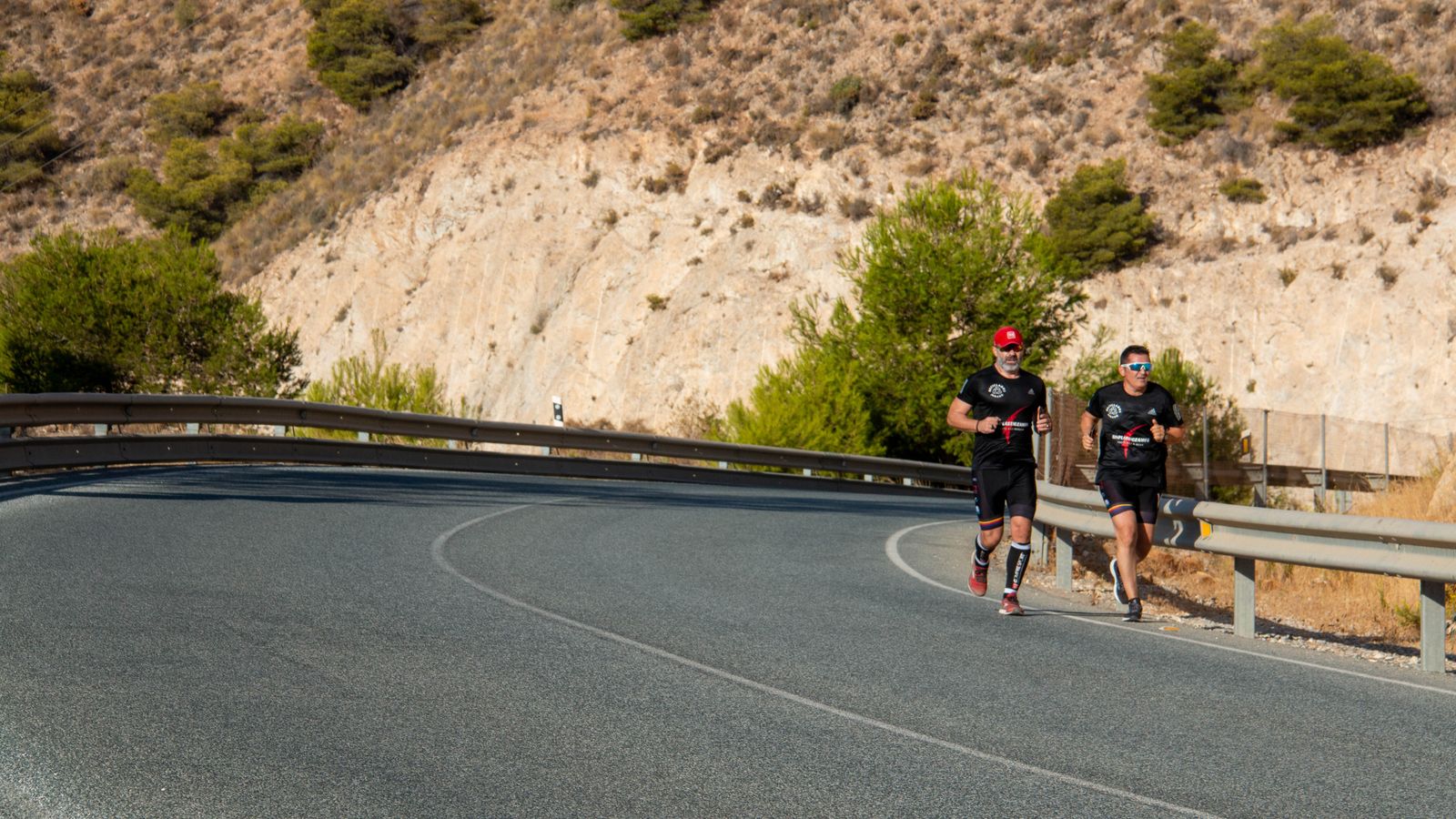 Juan Carlos Bea y Andrés Jódar a su paso por el paraje de Maro-Cerro Gordo