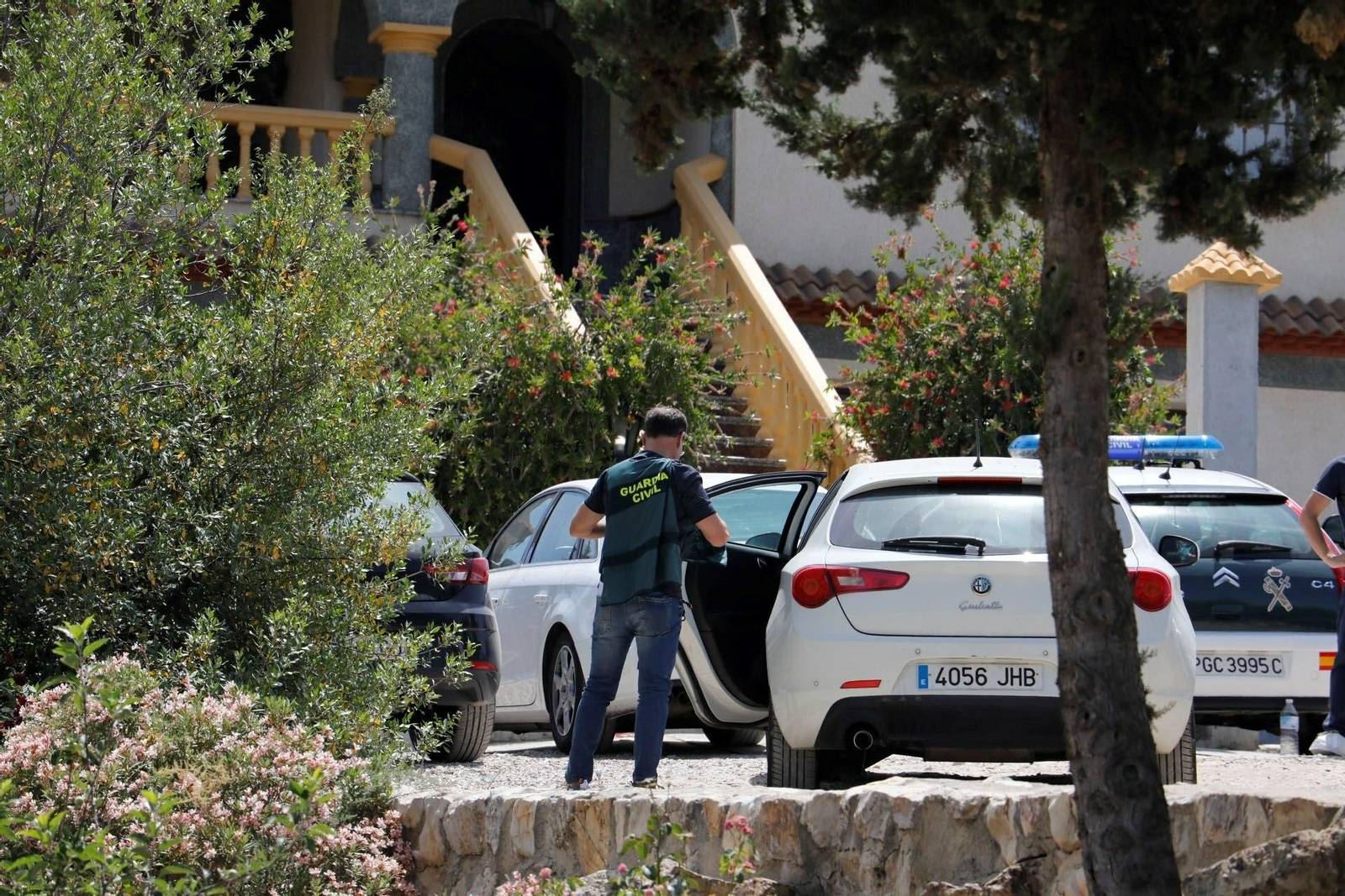 Agentes de la Guardia Civil en la vivienda donde han sido hallados los cuerpos.