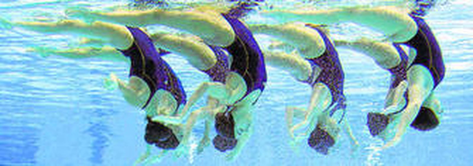 El equipo español de natación sincronizada durante su ejercicio en la prueba de rútina técnica.