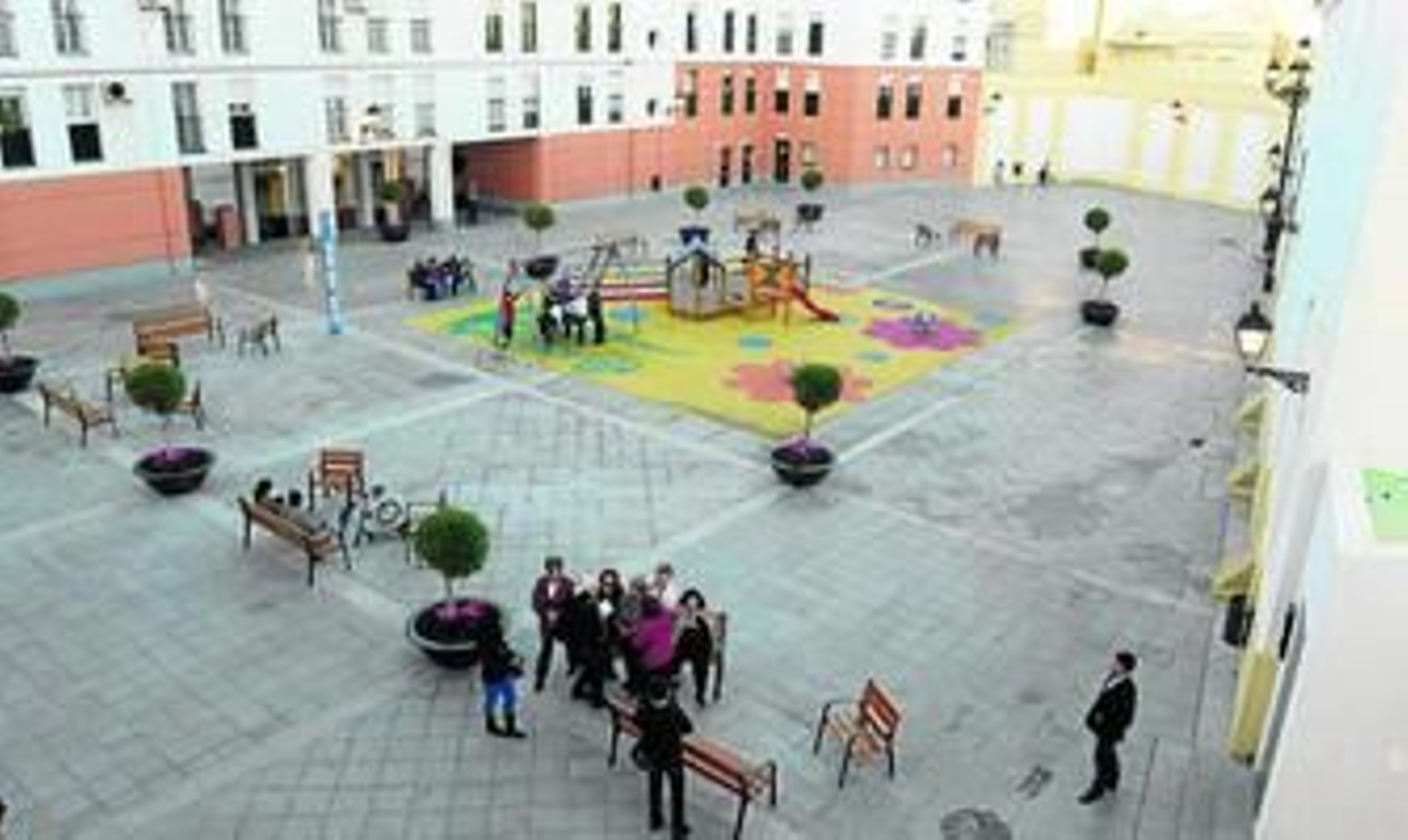 La alcaldesa da una rueda de prensa en la plaza de Capuchinos ya inaugurada.