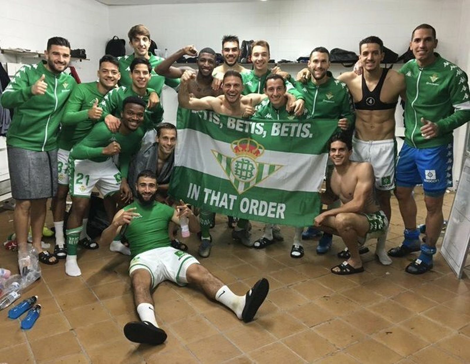 Los jugadores béticos celebran el triunfo en el vestuario.