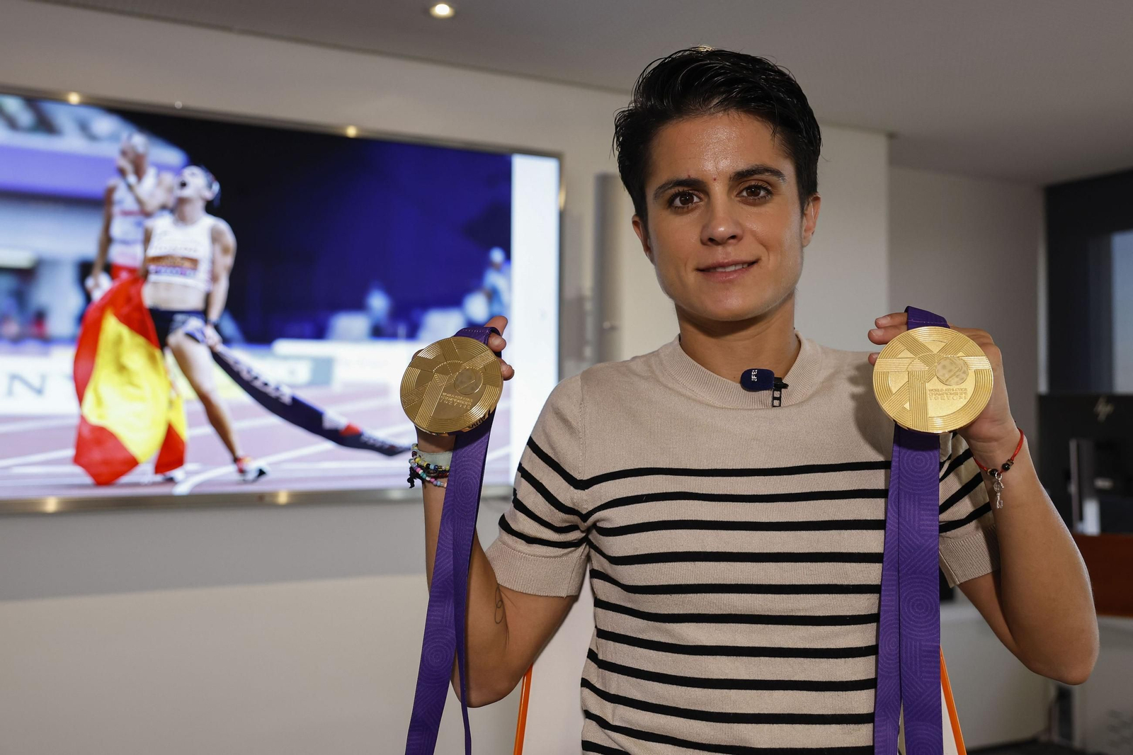 María Pérez posa con las dos medallas logradas en Tokio.