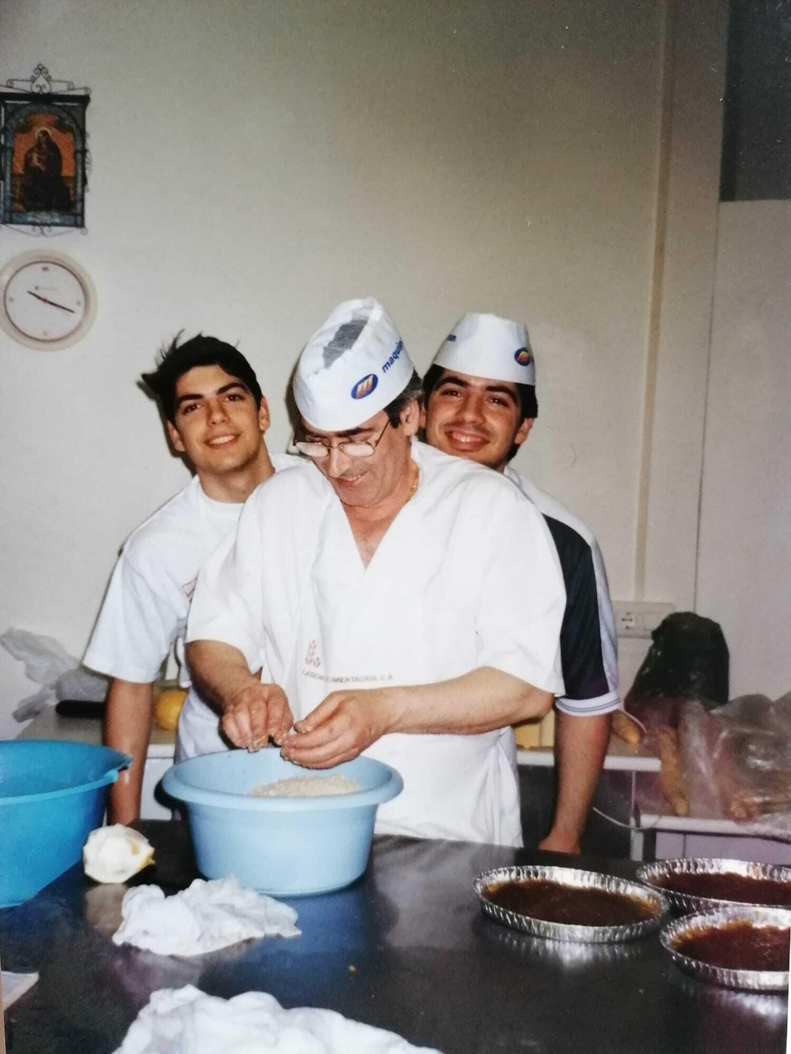 Sergio Ortiz en sus inicios junto a su padre y su hermano elaborando cocas, dulce popular en Lepe
