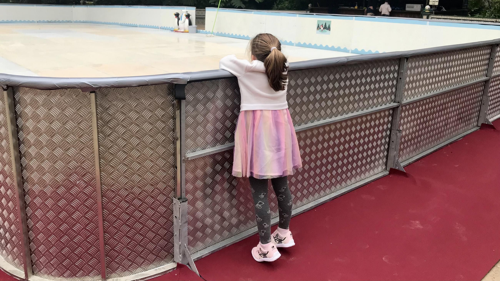 Una niña observa el montaje de la pista de patinaje en el parque María Cristina antes de su inauguración, este viernes.