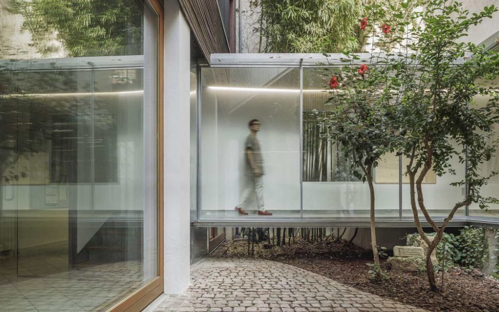 Oficina en el interior de una manzana de la calle Lucano, en Córdoba.