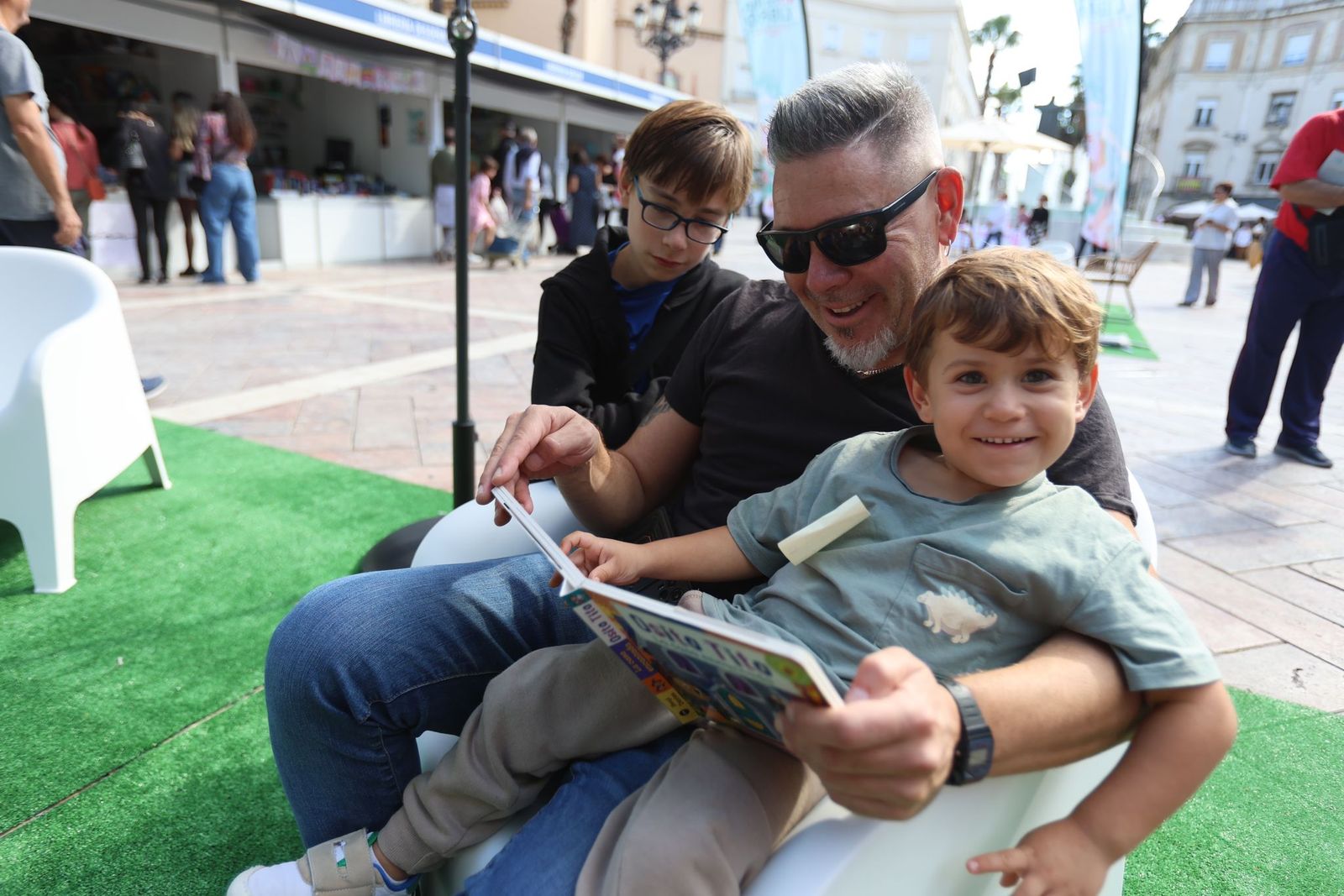 Julio y su familia en la Feria del Libro de Huelva.