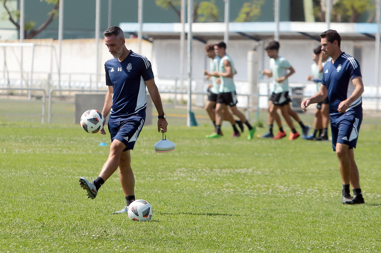 Imágenes del entrenamiento del Recre en la Ciudad Deportiva