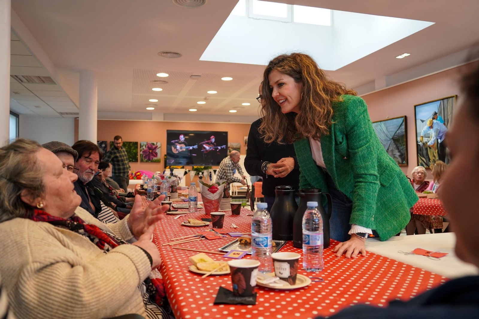La concejal Delia Mira con algunos de los participantes de este programa.