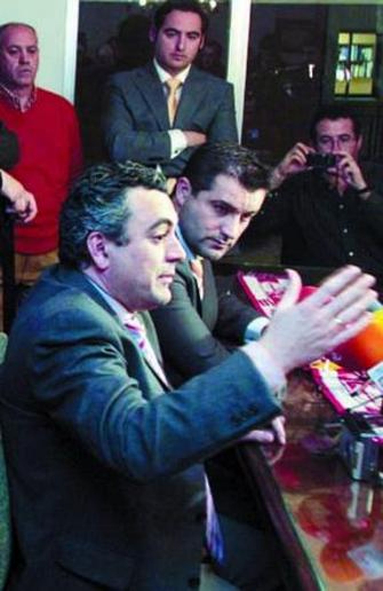 Paco Sanz da explicaciones, rodeado de algunos de sus directivos.