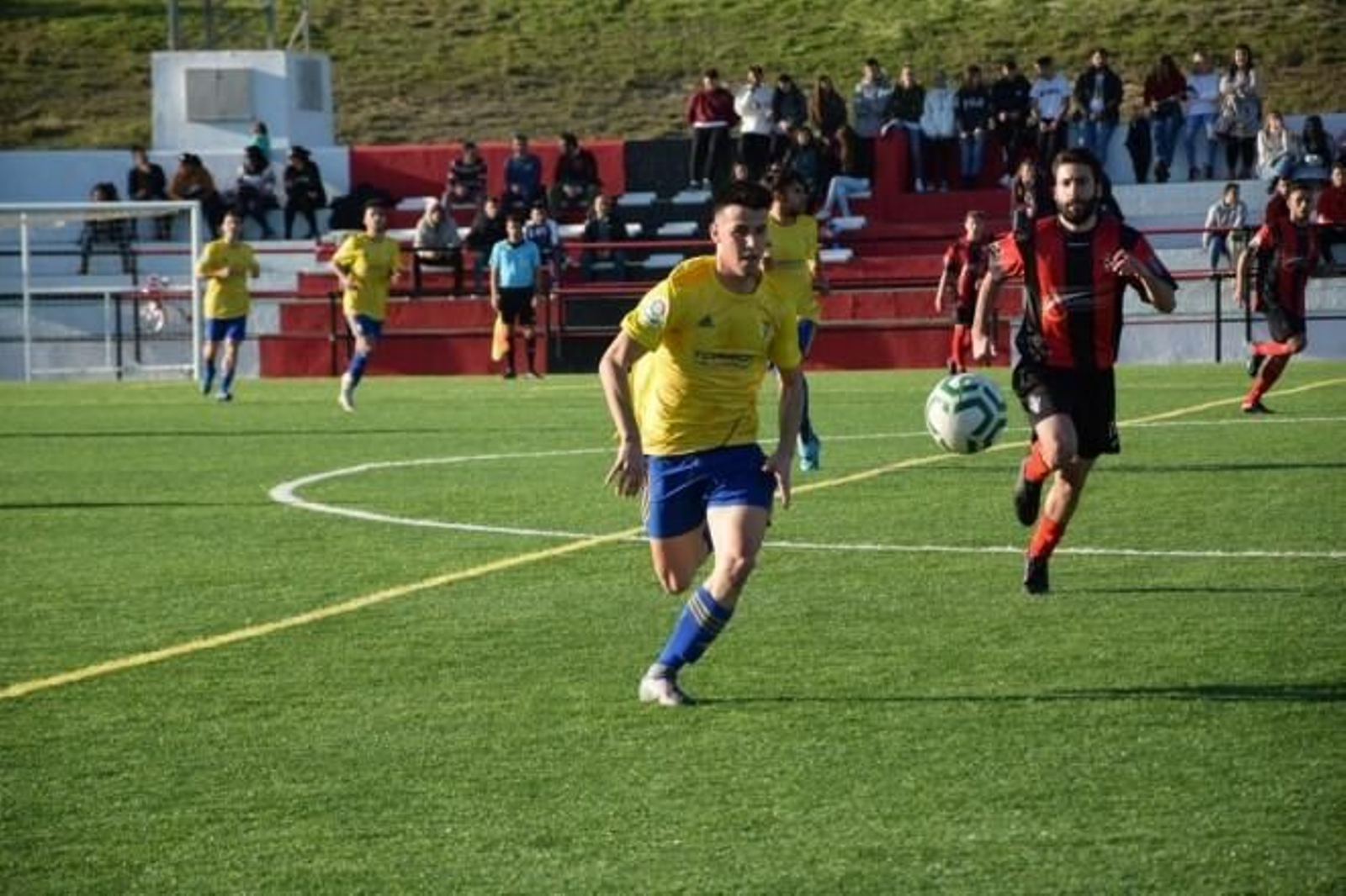 Un jugador del Balón se escapa en el choque con el Chiclana Industrial.