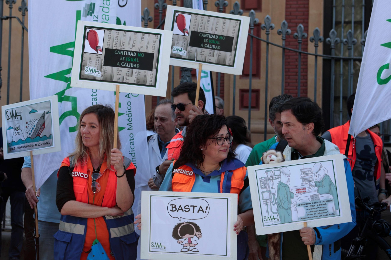 Personal médicos durante una protesta ante el Palacio de San Telmo.