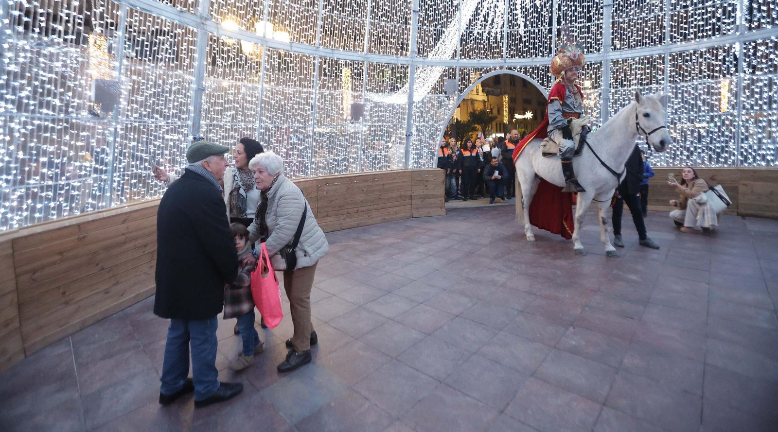 Fotos del heraldo de los Reyes Magos y su corte de beduinos en Algeciras