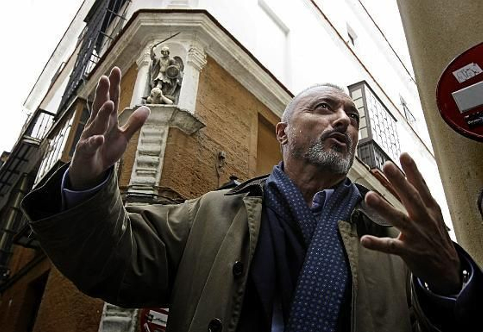 Pérez-Reverte realizó un recorrido por las localizaciones de su última novela, ambientada en el Cádiz de 1811. /Julio González