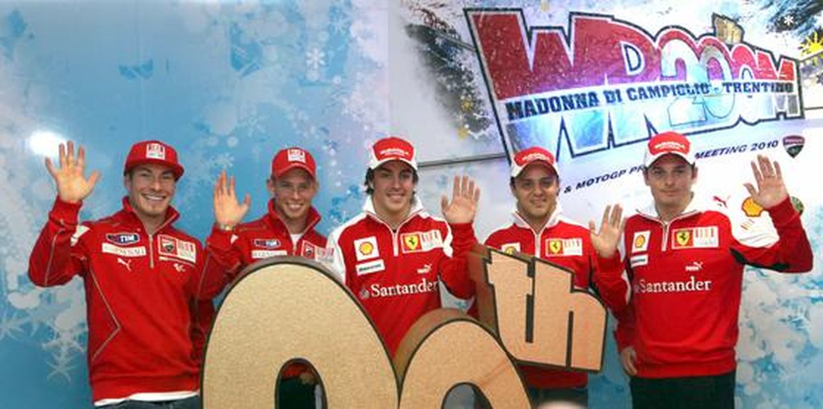 Alonso, flanqueado por los pilotos de Ducati Hayden y Stoner y los pilotos de Ferrari Massa y Fisichella.

Foto: Agencias