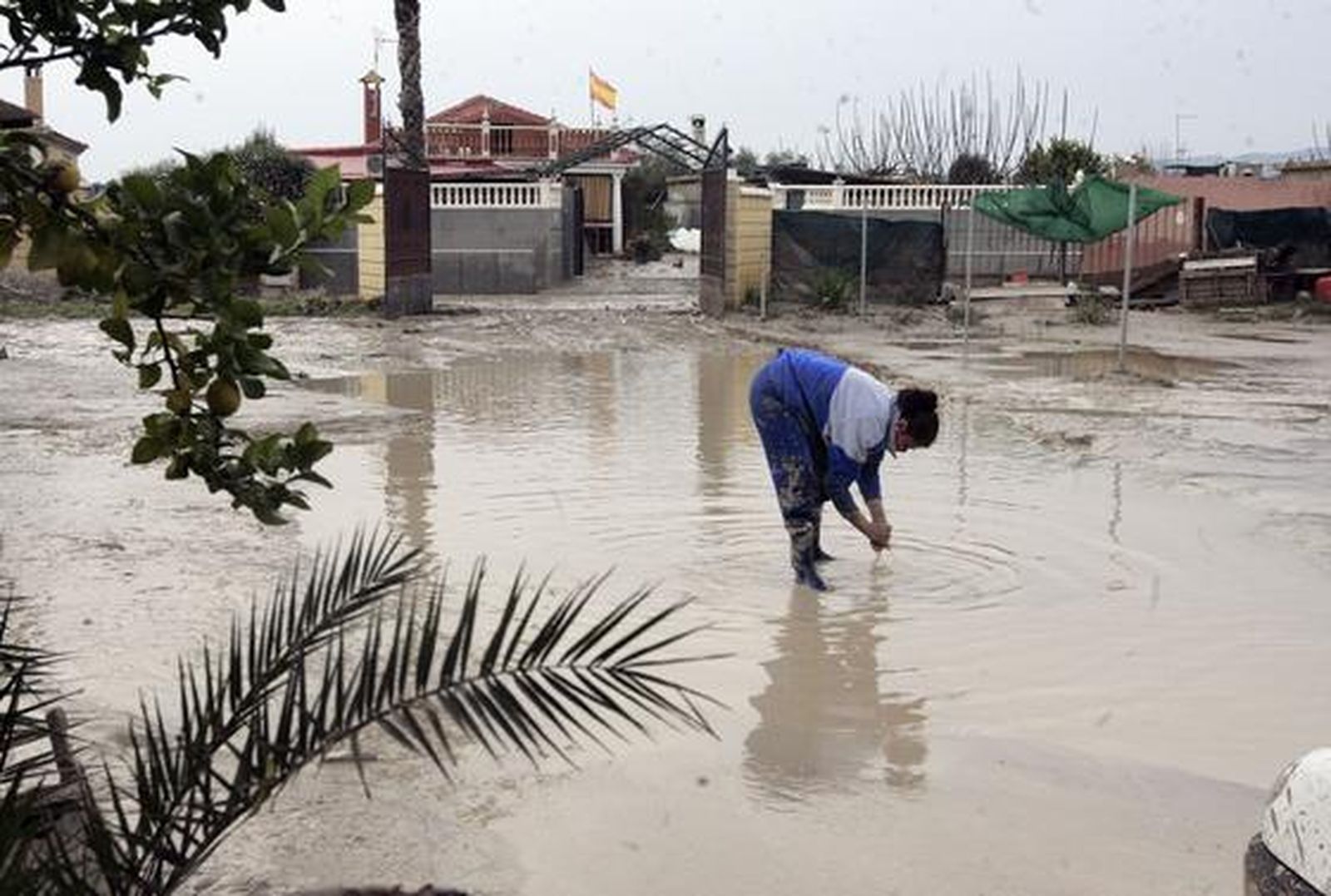 Los afectados por las inundaciones realizan trabajos de limpieza de agua y lodo acumulado.

Foto: Óscar Barrionuevo