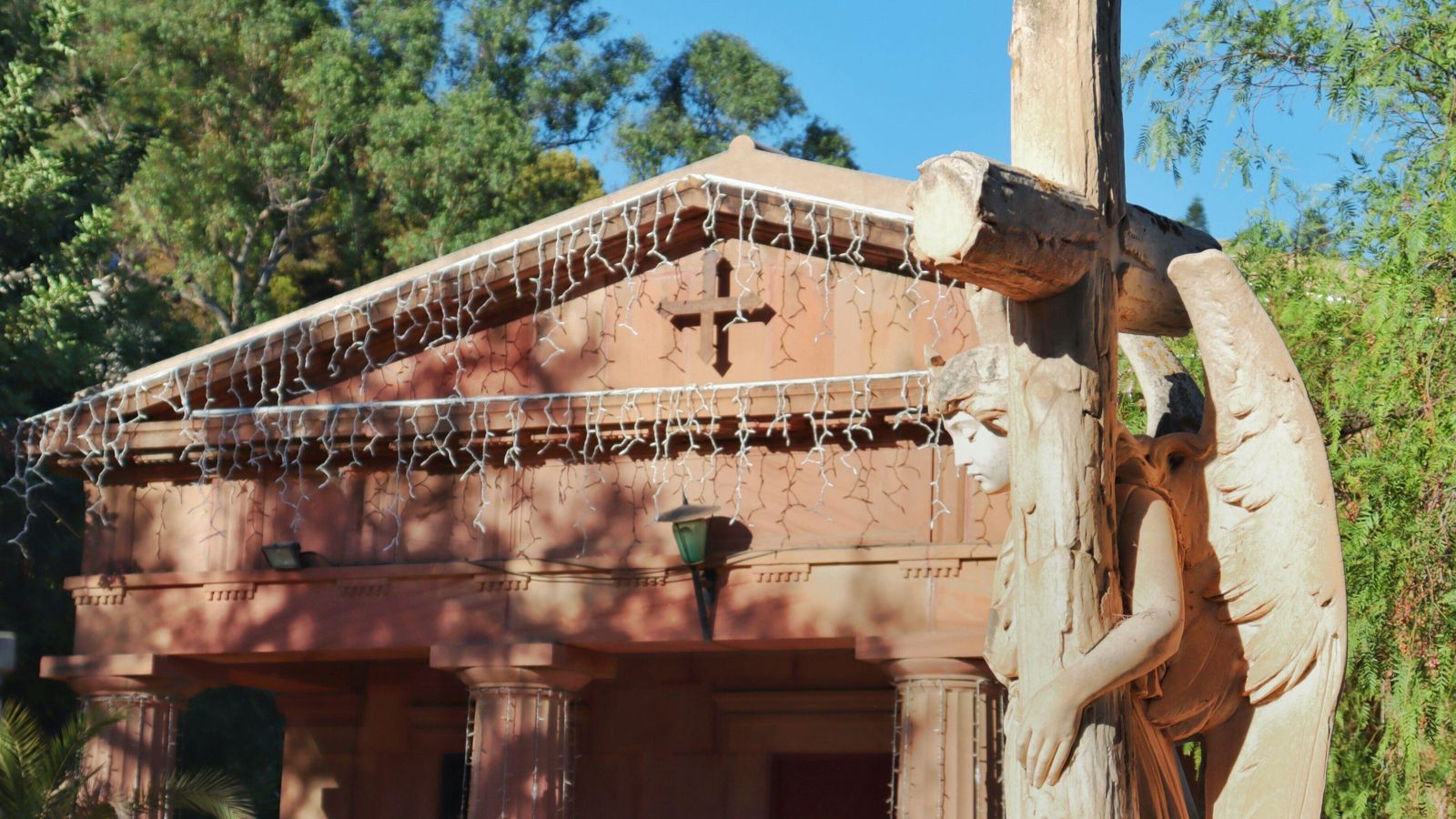 La estatua que adorna la tumba de Annie con la Iglesia de Saint George al fondo
