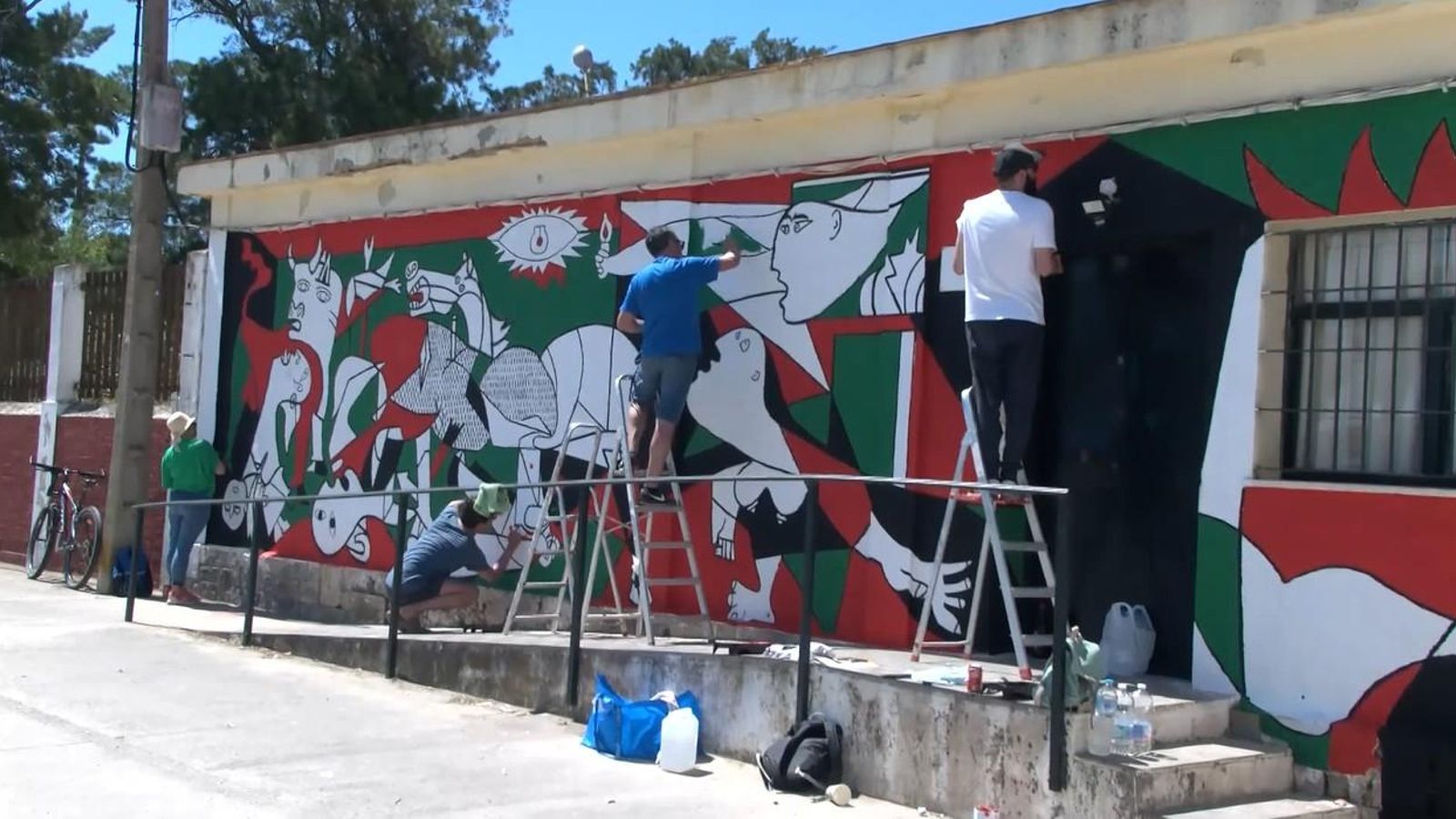 Elaboración del mural de la Plataforma Puerto Real con Palestina