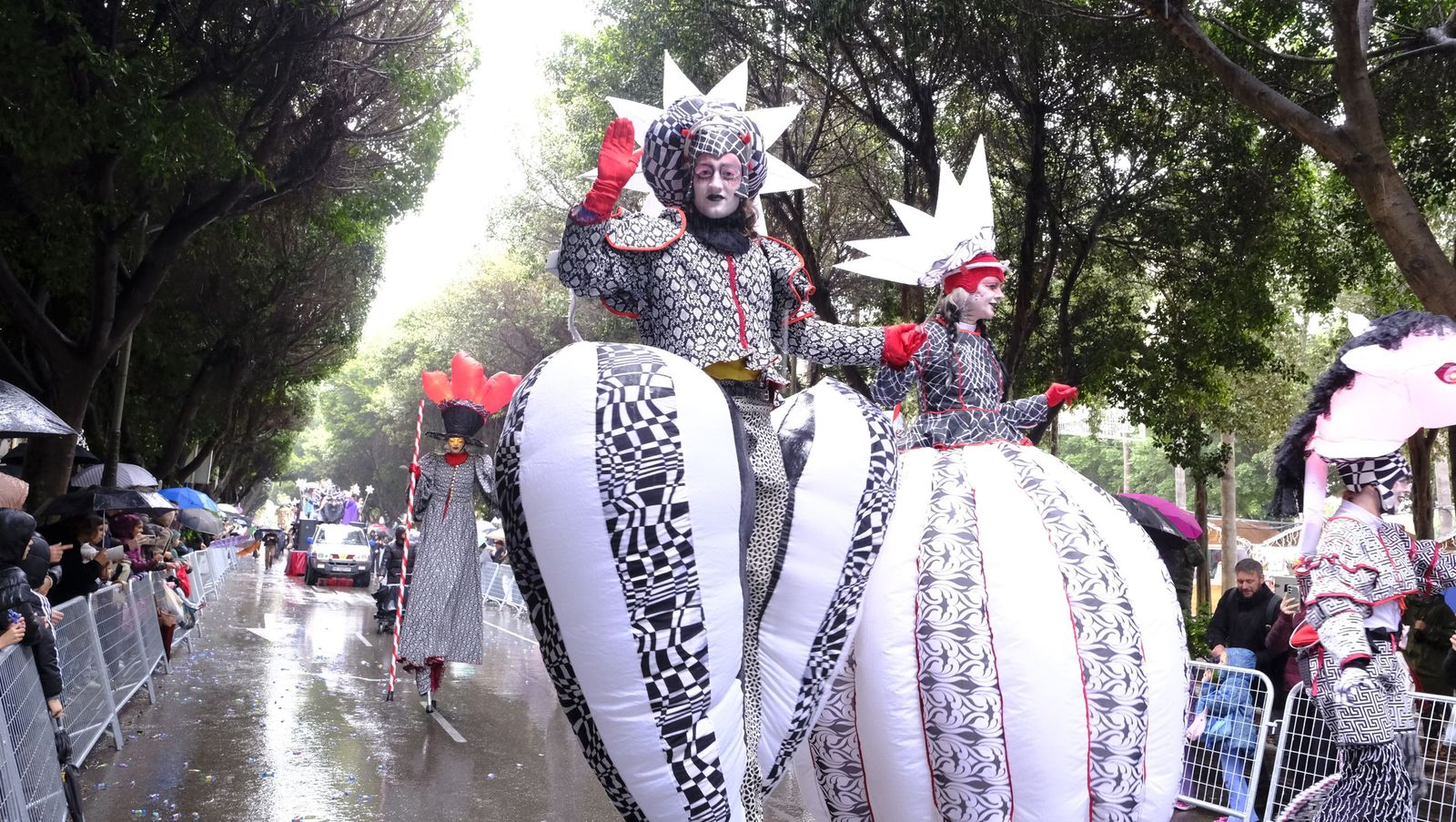 Fotografías de la cabalgata de los Reyes Magos pasada por agua en Almería