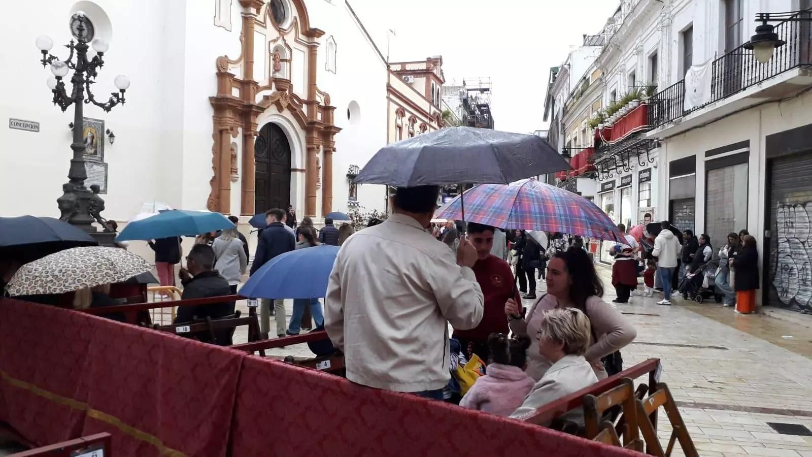 Lluvia en Huelva en La Concepción este Lunes Santo.